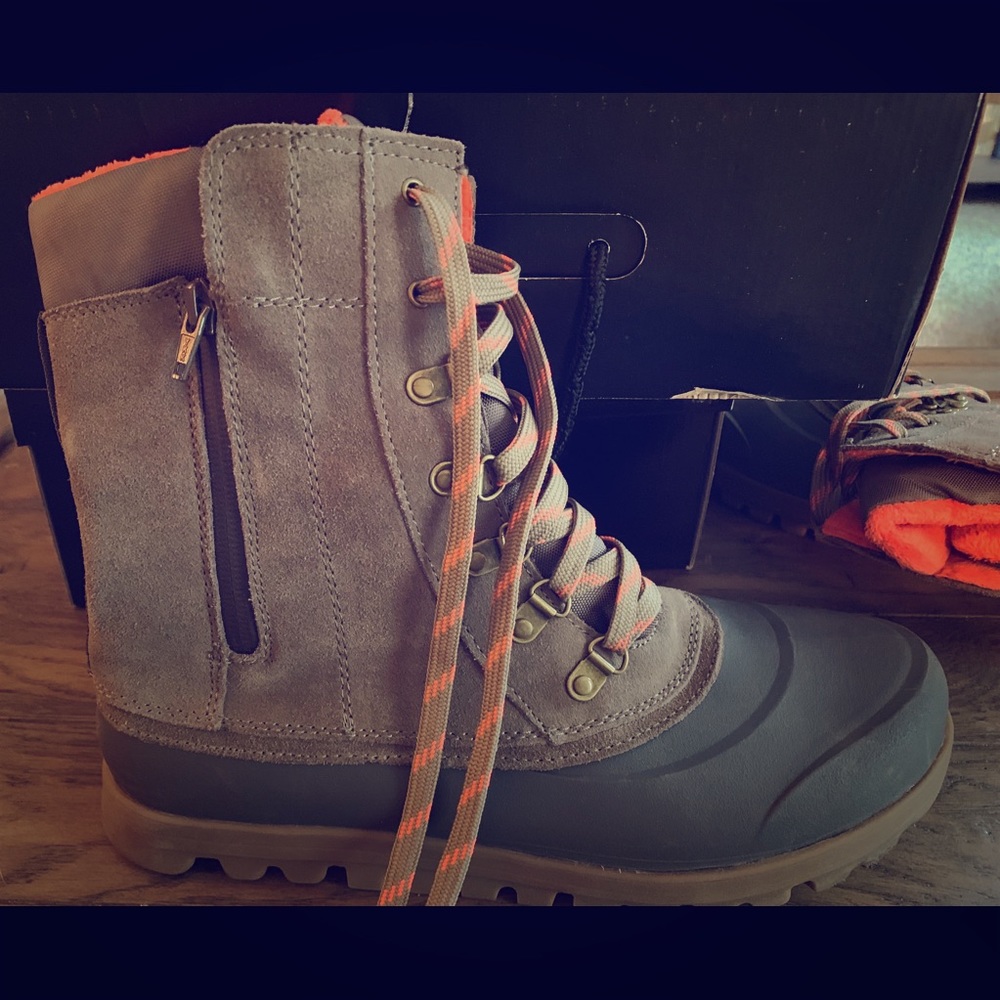 Baretraps all weather boots-worn once!